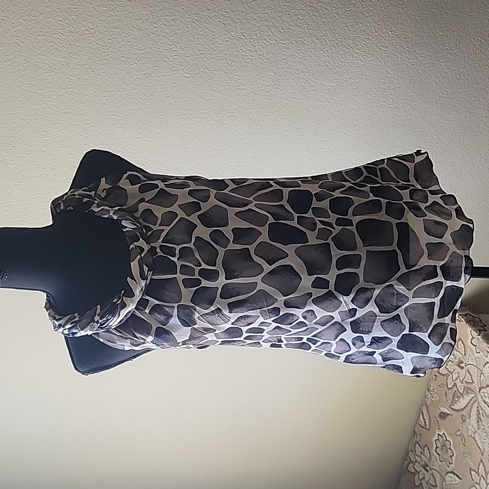 ladies black and white top